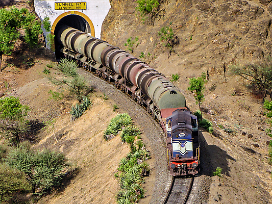 포토 JPG 해외이미지 나무 산업 선 곡선 교통시설 자연 산 풍경 사람없음 야외 초록색 여름 금속 기계 장비 기차 화물 터널 석유 상품 인도인 방향 상업 마차 연료 엔진 내추럴 갈퀴 구름다리 디젤 선로 유조선 철강 화학물질 해외포토 외국인 식물 계절 길 육상교통 교통수단 컬러 교통 재질 대중교통 동양인 운송업 다리_건축물 화학 시설 생태계 파일형식 이미지허브