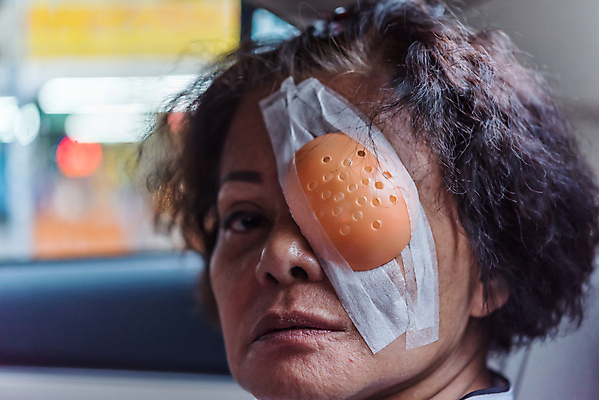 포토 JPG 해외이미지 여자 건강 병원 한명 사람 동양인 성인 치료 폭포 고통 환자 의사 덮개 수술 보호 60대 질병 플라스틱 시력 붕대 비전 방패 문제 안과 외과 테라피 장애 돌봄 석고 시각장애인 해외포토 1 노년 감정 컨셉 의학 모션 자연 재질 인종 뷰티 의료진 뚜껑 장애인 파일형식 이미지허브