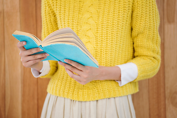 포토 JPG 해외이미지 라이프스타일 여자 한명 들기 성인 앞모습 책 독서 문학 성인여자한명만 나무배경 해외포토 1 뷰포인트 백그라운드 모션 사람 생활 여자한명만 성인여자만 파일형식 이미지허브