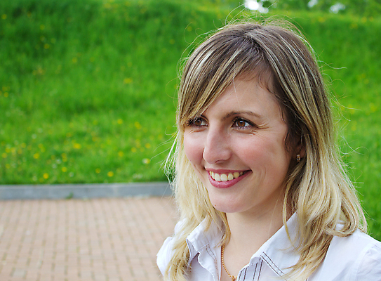 포토 JPG 해외이미지 공원 행복 얼굴 자연 한명 미소 사람 성인 야외 초록색 금발 봄 흰색 블라우스 해외포토 1 헤어스타일 계절 공공시설 감정 컬러 상의 표정 신체부위 생태계 파일형식 이미지허브