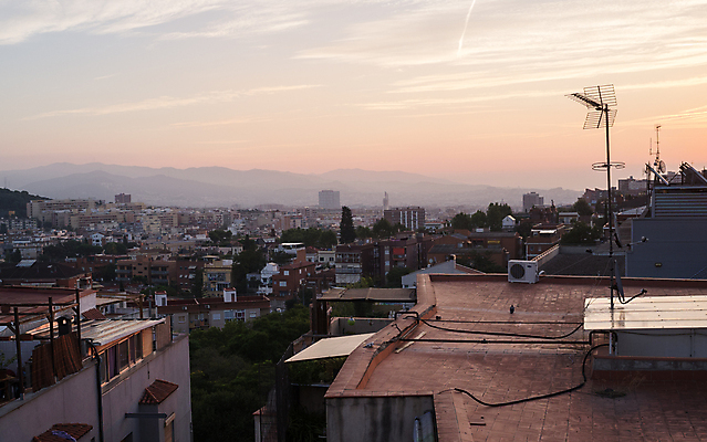 포토 JPG 해외이미지 도로 벽 창문 유리 하늘 지붕 거리 주택 프레임 안테나 파노라마 풍경 사람없음 건물 노란색 금속 황혼 일몰 새벽 흰색 도시 옛날 해외포토 자연요소 건축물 길 컬러 통신 교통시설 재질 촬영기법 노을 파일형식 이미지허브
