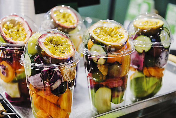 포토 JPG 해외이미지 채소 과일 오이 쟁반 실내 사람없음 샐러드 담기 건강식 테이크아웃컵 디톡스 패션후르츠 해외포토 음식 모션 건강 내부 컵 열대과일 파일형식 이미지허브