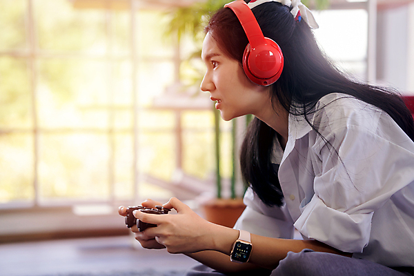 포토 JPG 해외이미지 학생 라이프스타일 응시 여자 행복 셔츠 거실 인터넷 놀이 아파트 주택 한명 사람 앉기 동양인 소파 디지털 일본 중국 방 도전 게임 우승 집중 리빙 동영상 터치스크린 해외포토 1 시선 감정 아시아 컨셉 상의 의자 모션 인종 건물 생활 최고 파일형식 이미지허브