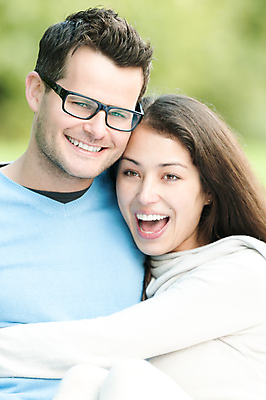 포토 JPG 해외이미지 백인 라이프스타일 커플 공원 여자 남자 행복 2 가족 관계 포옹 남편 함께함 사랑 미소 웃음 사람 야외 세명 초록색 파란색 귀여움 화목 기쁨 흰색 아내 날짜 달콤 부드러움 해외포토 서양인 공공시설 감정 컬러 컨셉 안기 표정 생활 감각 맛 파일형식 이미지허브