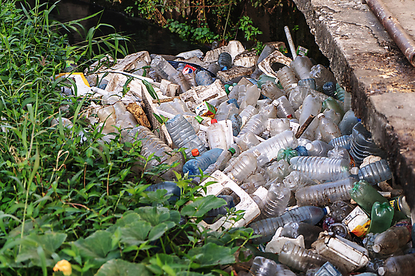 포토 JPG 해외이미지 가방 사람없음 야외 가로 초록색 물 파란색 강 컬러풀 반사 쌓기 환경 금속 재활용 독약 액체 수면 쓰레기 폐기물 컨테이너 플라스틱 패키지 낭비 방치 생태학 옛날 잔물결 중고 못생김 해외포토 자연요소 잡화 교육 산업 물결 컬러 컨셉 모션 재질 친환경 파일형식 이미지허브