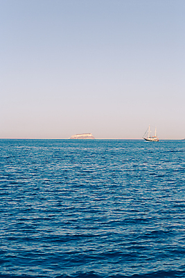 포토 JPG 해외이미지 라이프스타일 바다 섬 여행 요트 하늘 휴가 사람없음 물 파란색 맑음 흰색 만 보트 고급 큼 크루즈 갑판 지중해 그리스 함선 네비게이션 산토리니 그리스인 뱃놀이 코르푸 해외포토 자연요소 서양인 유럽 컬러 컨셉 배_교통 날씨 생활 전통놀이 크기 파일형식 이미지허브