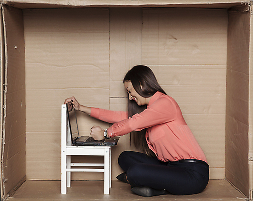 포토 JPG 해외이미지 전신 백인 여자 의자 한명 성인 옆모습 노트북 상자 사무실 업무 비즈니스우먼 가부좌 갇힘 답답함 성인여자한명만 해외포토 서양인 1 뷰포인트 가구 비즈니스 모션 사람 앉기 전자제품 작업 직장인 감각 여자한명만 성인여자만 파일형식 이미지허브