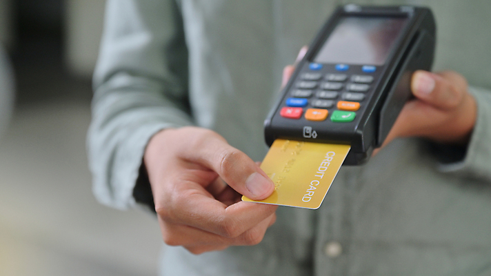 포토 JPG 해외이미지 손 백그라운드 컨셉 돈 비즈니스 사람 사람없음 금융 쇼핑 세일 절약 신용카드 시장 구매 고객 서비스 전자 결제 계산서 빚 계좌 인출 목업 해외포토 신체부위 경제 재산 파일형식 이미지허브