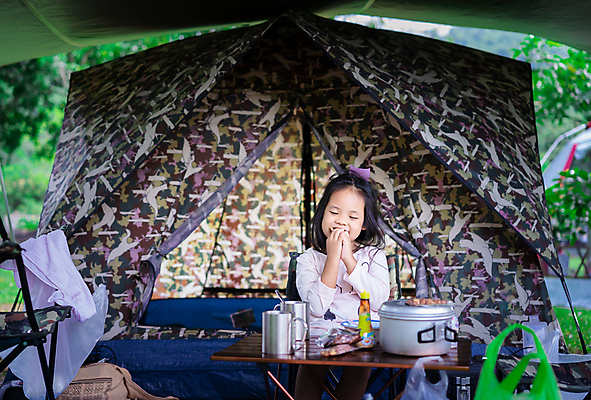 포토 JPG 해외이미지 공원 행복 어린이 음식 여행 밭 가족 자연 탁자 텐트 한명 사람 앉기 동양인 야외 물 파란색 기쁨 캠핑 아기 아침식사 숲 작음 먹기 캠핑장 배고픔 해외포토 자연요소 1 공공시설 감정 컬러 가구 농업 관계 모션 레저 캠핑도구 인종 식사 크기 생태계 파일형식 이미지허브
