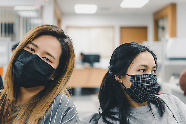 포토 JPG 해외이미지 여자 얼굴 건강 가면 안전 사람 동양인 두명 환경 고통 환자 환경오염 호흡기관 바이러스 보호 질병 위험 무서움 감염 알레르기 돌봄 인플루엔자 재앙 전염병 필터 해로움 해외포토 감정 컨셉 의학 모션 인종 신체부위 장기_의학 파일형식 이미지허브