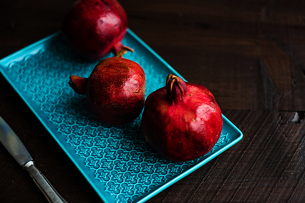 포토 JPG 해외이미지 접시 검은배경 사람없음 칼 석류 해외포토 식기 백그라운드 과일 검은색 파일형식 이미지허브