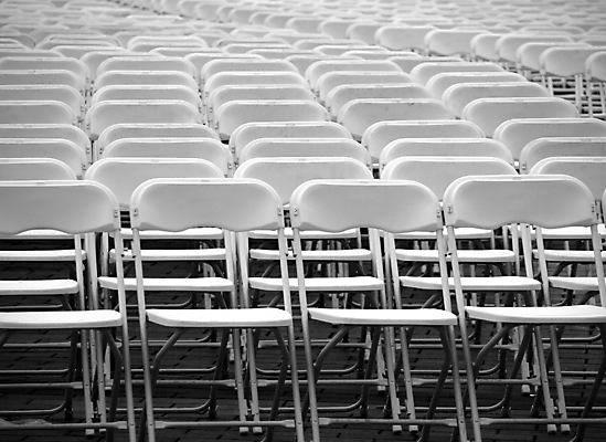 포토 JPG 해외이미지 가구 의자 이벤트 사람없음 야외 흰색 플라스틱 철 접기 해외포토 컬러 생활용품 모션 재질 파일형식 이미지허브