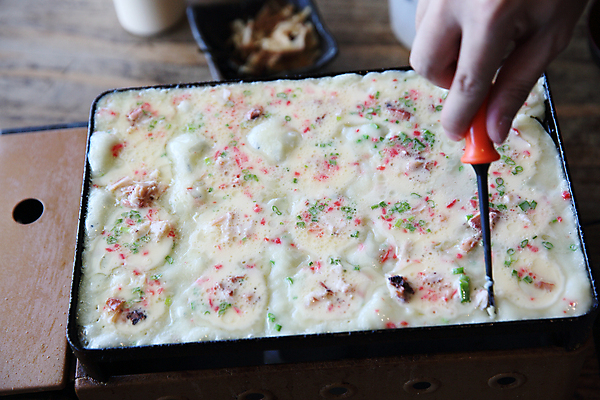 포토 JPG 해외이미지 손 실내 들기 신체부위 굽기 요리중 타코야키 일본음식 해외포토 음식 모션 사람 내부 구이 파일형식 이미지허브