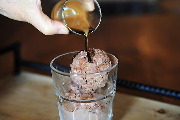 포토 JPG 해외이미지 손 아이스크림 디저트 실내 들기 신체부위 붓기 에스프레소 아포카토 해외포토 커피 음식 모션 사람 내부 파일형식 이미지허브