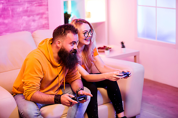 포토 JPG 해외이미지 커플 여자 남자 데이트 함께함 실내 들기 앉기 상반신 성인 취미 두명 옆모습 소파 경쟁 게임 게임기 집중 즐거움 게이머 프로게이머 성인만 안경낌 해외포토 직업 감정 안경 뷰포인트 컨셉 의자 관계 모션 놀이 사람 내부 파일형식 이미지허브