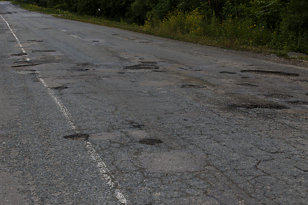 포토 JPG 해외이미지 도로 길 여행 자국 자동차 날씨 안전 사람없음 물 반사 검은색 손상 차도 젖음 도시 구멍 고속도로 냄비 숲 위험 큼 러시아 웅덩이 먼지 장면 지역 진흙 나쁜 길가 깨짐 러시아인 옛날 콘크리트 소름 해외포토 자연요소 서양인 감정 유럽 육상교통 컬러 컨셉 교통시설 솥 크기 파일형식 이미지허브