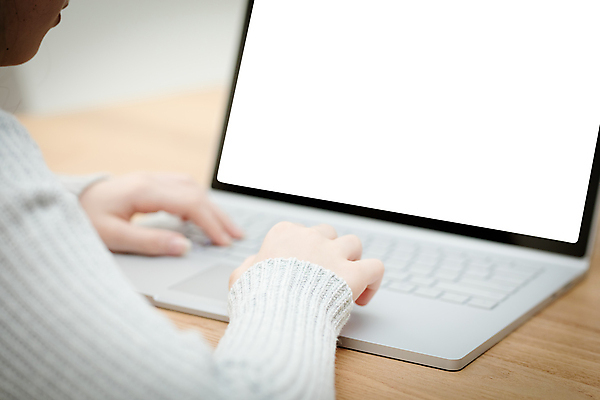 포토 JPG 해외이미지 백인 학생 라이프스타일 손 여학생 여자 교육 어린이 인터넷 학교 주택 사람 사람없음 노트북 스터디 컴퓨터 타이핑 키보드 집중 책상 온라인 지리 초보 목업 해외포토 서양인 가구 컨셉 건물 생활 신체부위 전자제품 학습 파일형식 이미지허브