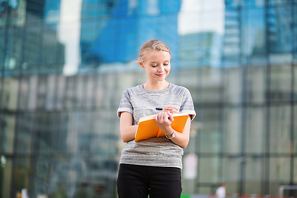 포토 JPG 해외이미지 백인 직업 여자 행복 유럽 비즈니스 창문 유리 성공 설계 한명 사람 내부 건물 금융 사무실 반사 디지털 다이어리 공책 흰색 시간 비즈니스우먼 자신감 일주일 스마트 리더 경영 지능 해외포토 서양인 1 건축물 감정 나라 컬러 컨셉 재질 문구용품 경제 사무용품 직장인 파일형식 이미지허브