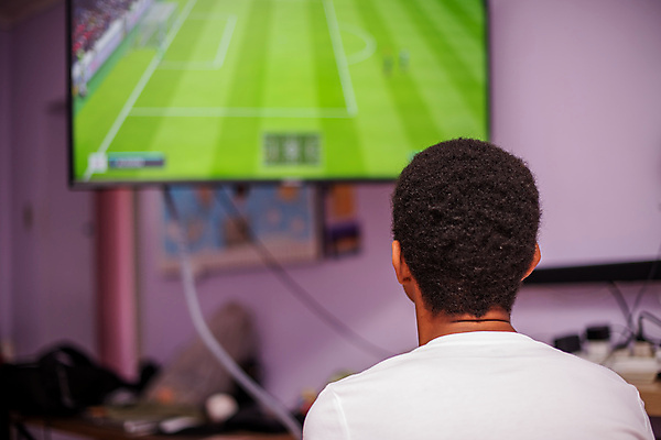 포토 JPG 해외이미지 1 라이프스타일 응시 남자 어린이 놀이 휴식 주택 실내 한명 사람 앉기 소년 취미 사람없음 뒷모습 10대 가로 캐주얼 인테리어 스크린 모니터 텔레비전 경쟁 방 게임 연결 집중 손목시계 전자 온라인 게이머 비디오게임 주목 해외포토 디자인 시선 옷 뷰포인트 시계 컨셉 장신구 모션 청소년 내부 건물 생활 전자제품 컴퓨터 파일형식 이미지허브