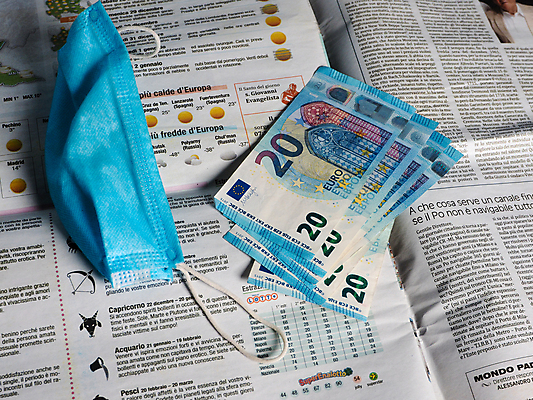 포토 JPG 해외이미지 손 유럽 장갑 돈 손가락 독일 건강 가면 사람없음 금융 경제 파란색 달러 동전 미국 이탈리아 금지 유로 프랑스 시장 질병 자르기 잠금 대출 빚 라텍스 예산 우울증 위기 유럽연합 자금 제어 유대감 해외포토 잡화 나라 컬러 북아메리카 의학 모션 신체부위 재산 보안 파일형식 이미지허브