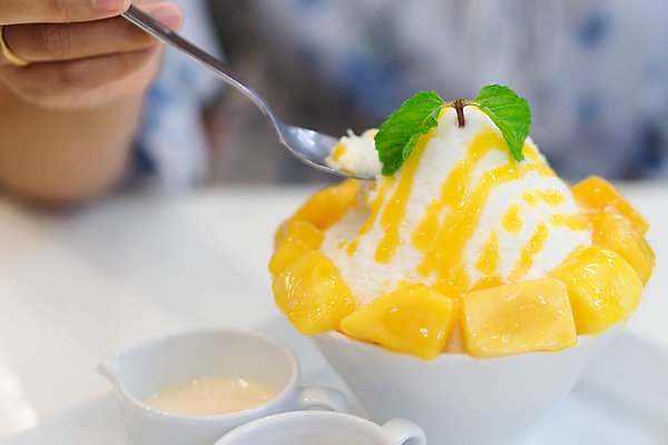 포토 JPG 해외이미지 손 아이스크림 디저트 들기 아웃포커스 신체부위 숟가락 망고 망고아이스크림 해외포토 음식 모션 촬영기법 수저 사람 열대과일 파일형식 이미지허브