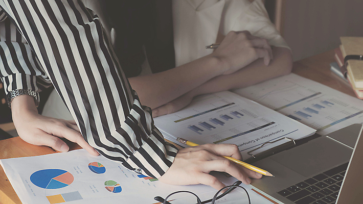 포토 JPG 해외이미지 컨셉 상의 회사 비즈니스 사업가 통신 그래프 설계 협상 사람 사람없음 금융 사무실 세일 공연 작업 결과 계획 토론 분석 확인 서비스 보고서 컨설턴트 경영자 문서 수익 감독관 평가 회계 경영 계좌 마케팅 방법 예산 지원 프로젝트 회계사 비용 브레인스토밍 해외포토 직업 옷 이벤트 경제 전문직 상담 리더 파일형식 이미지허브