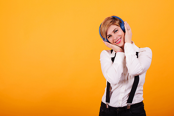 포토 JPG 해외이미지 응시 여자 실내 한명 웃음 상반신 성인 앞모습 헤드셋 즐거움 노래감상 성인여자한명만 해외포토 1 시선 감정 뷰포인트 음향기기 표정 사람 내부 헤드폰 음악감상 여자한명만 성인여자만 파일형식 이미지허브