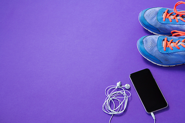 포토 JPG 해외이미지 라이프스타일 이어폰 운동화 건강 사람없음 스마트폰 보라색배경 카피스페이스 해외포토 음향기기 백그라운드 신발 생활 핸드폰 스마트기기 보라색 공백 파일형식 이미지허브