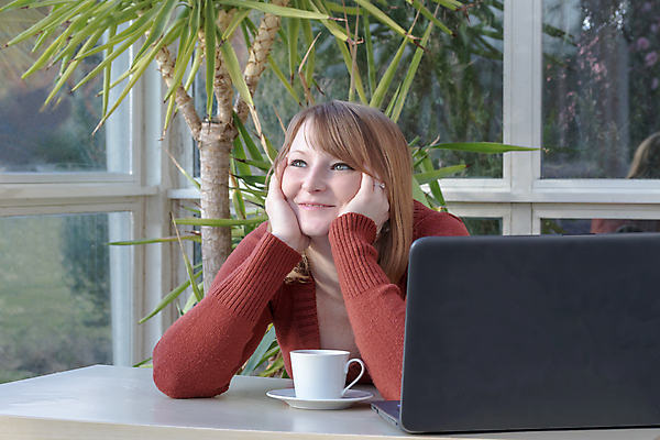 포토 JPG 해외이미지 식물 백인 1 학생 라이프스타일 응시 여자 감정 얼굴 커피 백그라운드 휴식 주택 갈색머리 실내 한명 사람 앉기 성인 컵 노트북 컴퓨터 갈색 흰색 스웨터 긍정 턱 빨간머리 온실 해외포토 서양인 헤어스타일 식기 시선 음료 컬러 컨셉 상의 모션 내부 건물 생활 신체부위 전자제품 파일형식 이미지허브