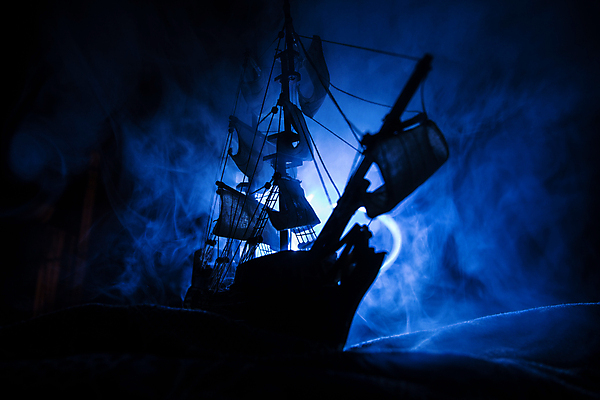 포토 JPG 해외이미지 실루엣 백그라운드 사람없음 파란색 빛 연기 신비 해적선 돛대 해외포토 컬러 컨셉 배_교통 촬영기법 파일형식 이미지허브
