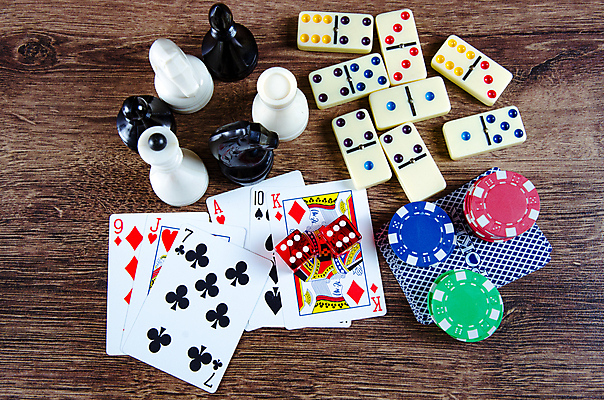 포토 JPG 해외이미지 사람없음 트럼프 포커칩 도박 체스말 카지노 주사위 포커 도미노 해외포토 놀이용품 게임 말_게임 체스 파일형식 이미지허브