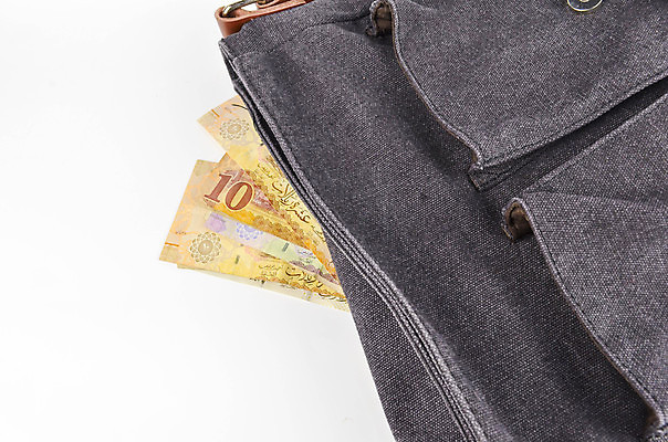 포토 JPG 해외이미지 손 종이 백그라운드 컨셉 지폐 돈 비즈니스 성공 사람없음 금융 경제 쪽지 저축 흰색 잡기 만 시장 재산 중앙 왕 무역 주기 투자 아라비아 기부 계산서 사우디아라비아 월급 대출 고립 아랍어 왕국 해외포토 산업 컬러 중동 모션 신체부위 파일형식 이미지허브