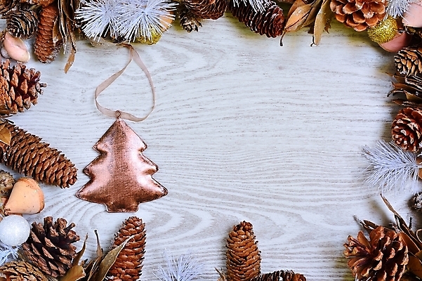 포토 JPG 해외이미지 나무 디자인 계절 크리스마스 겨울 탁자 휴가 새해 실내 사람없음 목재 장식 가로 갈색 축하 황금 가장자리 배열 심볼 질감 전나무 원뿔 내추럴 핸드메이드 많음 카피스페이스 해외포토 도형 식물 기념일 컬러 가구 컨셉 재료 내부 공백 둘레 파일형식 이미지허브