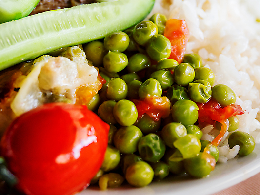 포토 JPG 해외이미지 접시 음식 토마토 채소 오이 건강 육류 요리 사람없음 빨간색 초록색 컬러풀 식사 저녁식사 닫기 맛 먹기 가득함 내추럴 숙성 많음 해외포토 식기 컬러 컨셉 식재료 모션 파일형식 이미지허브