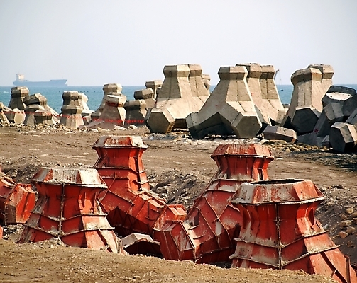 포토 JPG 해외이미지 모양 산업 바다 사람없음 빨간색 금속 보호 큼 철 먼지 무거움 배수구 용접 철강 콘크리트 수평선 해외포토 컬러 컨셉 재질 무게 크기 파일형식 이미지허브