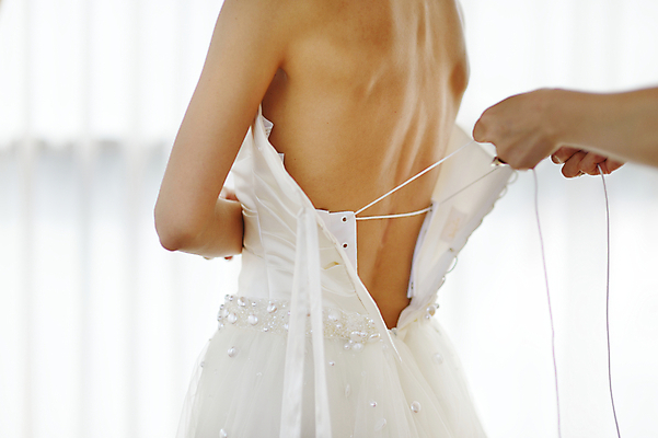 포토 JPG 해외이미지 손 드레스 옷 결혼 이벤트 사람없음 유행 흰색 축하 고급 닫기 만족 헬프 스타일 해외포토 감정 컬러 컨셉 모션 신체부위 도움 파일형식 이미지허브