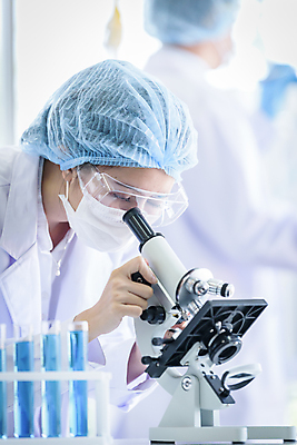 포토 JPG 해외이미지 응시 여자 남자 현미경 실험 사람 동양인 성인 두명 가르침 실험실 과학자 성인만 해외포토 직업 시선 교육 과학 실험기구 인종 학자 파일형식 이미지허브