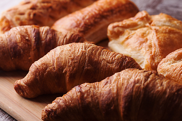 포토 JPG 해외이미지 따뜻함 사람없음 크루아상 나무배경 해외포토 빵 백그라운드 파일형식 이미지허브