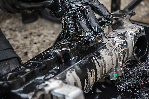 포토 JPG 해외이미지 손 자동차 근접촬영 신체부위 금속 기술자 수리 청소 차량부품 엔진 엔진오일 해외포토 직업 육상교통 뷰포인트 재질 사람 부속품 석유 파일형식 이미지허브