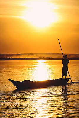 포토 JPG 해외이미지 주간 실루엣 하늘 한명 사람 풍경 야외 태양 일출 어부 선박 해외포토 자연요소 직업 1 수상교통 촬영기법 노을 파일형식 이미지허브