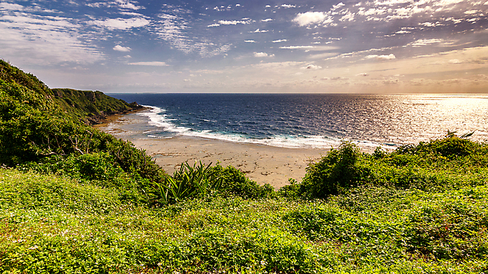 포토 JPG 해외이미지 구름 공원 아시아 모래 파도 바다 섬 여행 자연 하늘 휴가 풍경 사람없음 야외 초록색 물 여름 파란색 일본 절벽 만 서핑 내추럴 파라다이스 해외포토 자연요소 계절 공공시설 나라 컬러 수상스포츠 생태계 파일형식 이미지허브