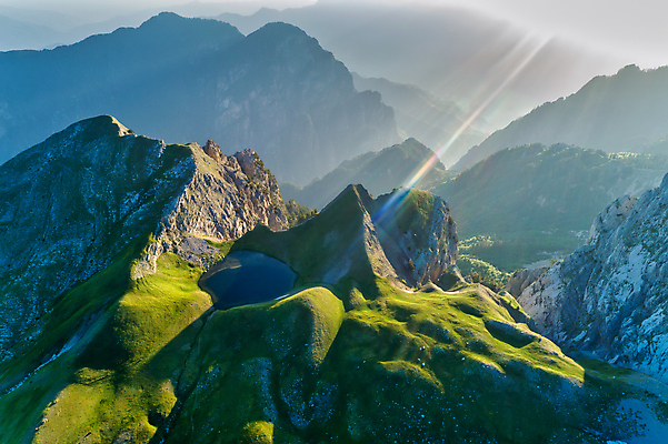 포토 JPG 해외이미지 호수 여행 백그라운드 자연 하늘 휴가 휴식 산 안테나 파노라마 국립공원 풍경 사람없음 야외 초록색 물 여름 파란색 태양 맑음 놀람 트래킹 정상 그리스 내추럴 드론 이국적 인기 파라다이스 환상 해외포토 자연요소 계절 공원 감정 유럽 컬러 컨셉 통신 레저 날씨 촬영기법 표정 생태계 파일형식 이미지허브