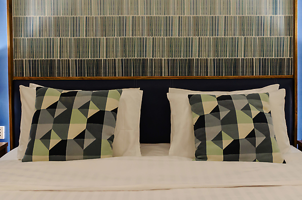 포토 JPG 해외이미지 라이프스타일 디자인 벽 가구 백그라운드 베개 침구 호텔 휴식 새로움 아파트 주택 실내 사람없음 내부 장식 침실 이불 방 덮개 흰색 침대 잠 고급 우아함 담요 질감 부드러움 시트 매트리스 안락 해외포토 컬러 생활용품 컨셉 숙소 건물 생활 뚜껑 감각 파일형식 이미지허브