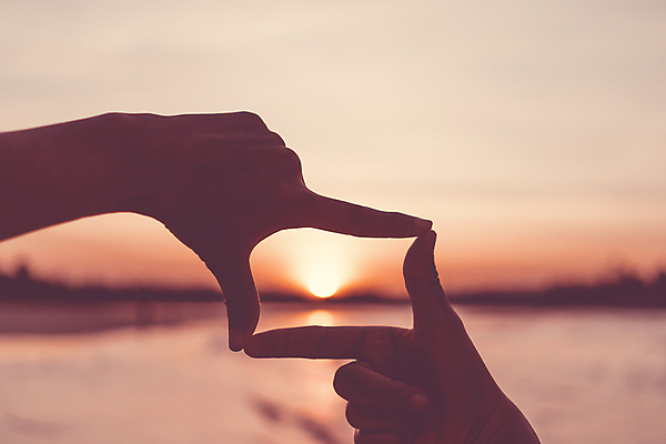 포토 JPG 해외이미지 손 하늘 사각프레임 손짓 야외 아웃포커스 신체부위 태양 일몰 야간 해외포토 자연요소 모션 프레임 촬영기법 사람 노을 사각형 파일형식 이미지허브