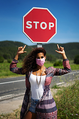 포토 JPG 해외이미지 나무 응시 밭 하늘 포도 미래 산 거리 주택 경고 가면 한명 야외 초록색 파란색 햇빛 태양 카메라 스페인 바이러스 고독 떨어짐 호흡 위험 불안 감염 포도밭 전염 긴장 브라질 바르셀로나 소셜 브라질사람 해외포토 자연요소 식물 1 시선 감정 유럽 컬러 컨셉 농업 과일 사람 건물 전자제품 남아메리카 질병 파일형식 이미지허브