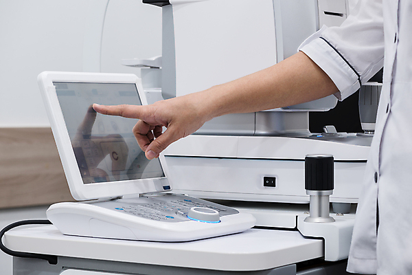 포토 JPG 해외이미지 직업 손 여자 과학 건강 병원 실험 사람없음 치료 약 모니터 기계 장비 시험 의사 기구 공구 업무 측정 시력 비전 안과 시력검사 돌봄 작동 검안사 해외포토 교육 의학 모션 사람 신체부위 컴퓨터 의료진 도구 작업 검사_조사 파일형식 안경사 이미지허브