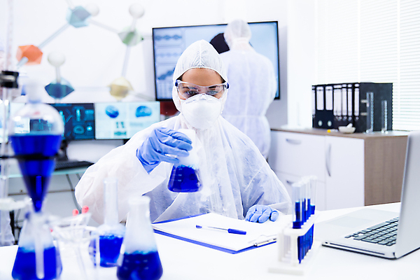 포토 JPG 해외이미지 응시 여자 남자 과학 실내 실험기구 실험 마스크 상반신 성인 두명 앞모습 뒷모습 모니터 실험복 실험실 과학자 보안경 연구소 성인만 방호복 해외포토 직업 시선 옷 뷰포인트 사람 내부 컴퓨터 가운 안전장비 학자 파일형식 이미지허브