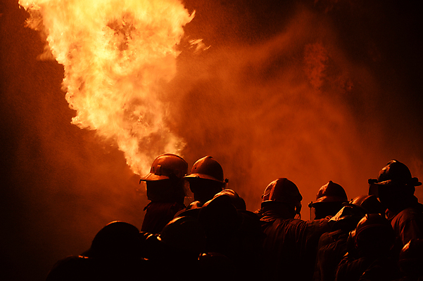 포토 JPG 해외이미지 실루엣 불 여러명 상반신 성인 야외 뒷모습 야간 소방관 화재 화재진압 성인만 해외포토 자연요소 뷰포인트 다수 촬영기법 사람 구조원 소방 사건 진압 파일형식 이미지허브