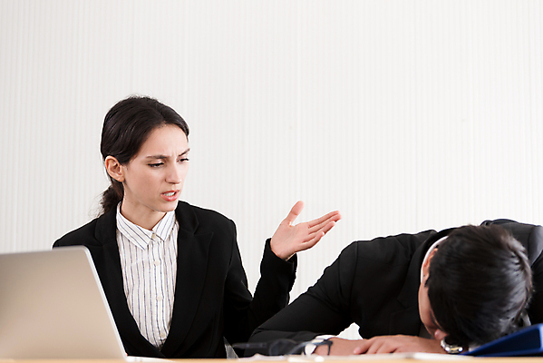 포토 JPG 해외이미지 백인 여자 남자 비즈니스 실내 피곤 상반신 성인 두명 사무실 잠 비즈니스맨 비즈니스우먼 졸음 낮잠 업무과다 과로 성인만 깨우기 해외포토 서양인 감정 컨셉 모션 사람 내부 업무 직장인 파일형식 이미지허브