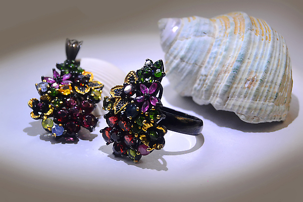 포토 JPG 해외이미지 디자인 결혼 백그라운드 목걸이 선물 사람없음 빛 유행 금속 바위 반지 화려 황금 고급 크리스탈 보석 수집 에메랄드 다이아몬드 보물 고립 루비 전용 팬던트 핸드메이드 해외포토 컨셉 장신구 재질 이벤트 돌_바위 광석 파일형식 이미지허브